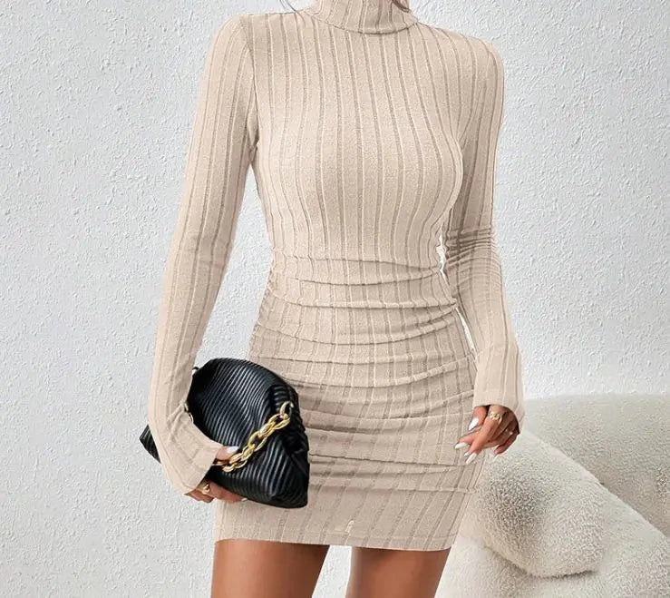 Robe élégante en maille moulante à col roulé